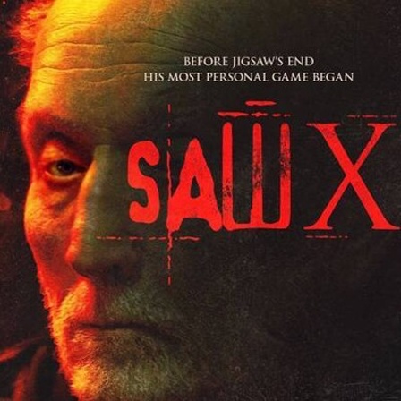 Filmposter: SAW X steht in roter Schrift über dem Gesicht des Protagonisten John Kramer / Jigsaw, gespielt von Tobin Bell.