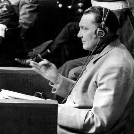 Der ehemalige Reichsmarschall Hermann Göring sagt am 13.3.1946 vor dem Internationalen Militärgericht im Nürnberger Gerichtssaal aus