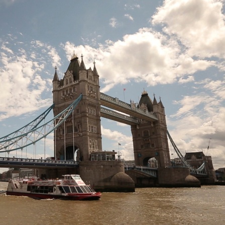 Die berühmteste Brücke Großbritanniens: Die Tower Bridge quert die Themse mitten in London.