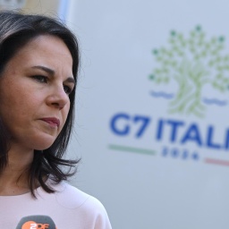 Bundesministerin Annalena Baerbock (Bündnis 90/Die Grünen) gibt ein Statement beim Treffen der G7-Außenminister ab. Hinter hier ist das G7-Logo zu sehen.