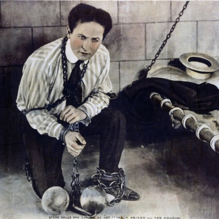 Harry Houdini gefesselt in einer Gefängniszelle, aus der er fliehen wird