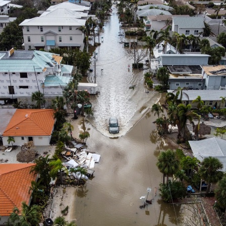 Luftaufnahme einer unter Wasser stehenden Straße in einer Stadt in Florida.