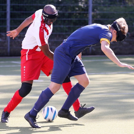 Stuttgart Blindenfußball SF BG Blista Marburg vs. MTV Stuttgart, v.l. Mulgetha Russom (Stuttgart), Taime Kuttig (Marburg)