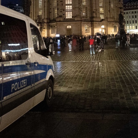 Zwei Streifenwagen der Polizei stehen auf dem Dresdner-Neumarkt.