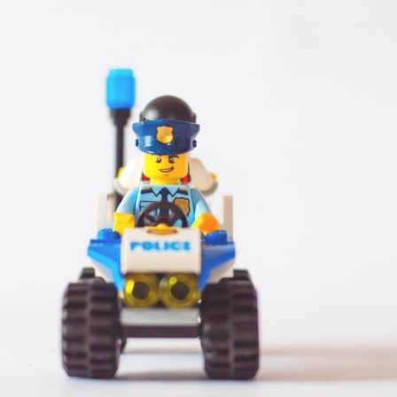 Legomännchen auf Polizeiauto