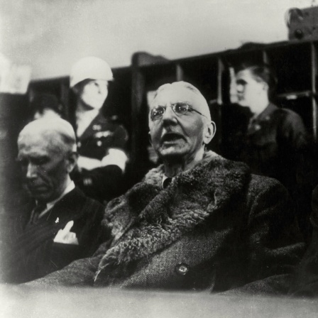 Franz von Papen, Hjalmar Schacht und Hans Fritsche (von links) stellen sich nach ihrem Freispruch der Presse. Nürnberger Kriegsverbrecherprozess vor dem alliierten Militärtribunal. Urteilsverkündung am 1. Oktober 1946