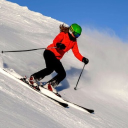 Eine Frau fährt Ski.