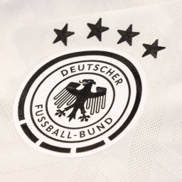 DFB-Logo auf dem Heimtrikot der Deutschen Fußball-Nationalmannschaft