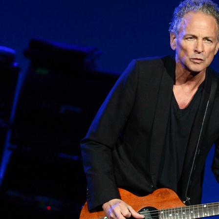 Lindsey Buckingham, damals Gitarrist der britisch-US-amerikanischen Rockband Fleetwood Mac, steht in der o2 world in Berlin auf der Bühne.