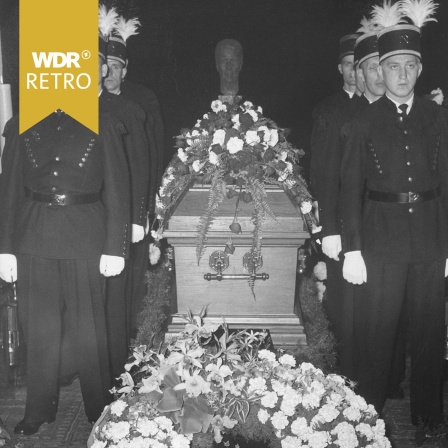 Bergleute am geschmückten Sarg von Bertha Krupp von Bohlen und Halbach
