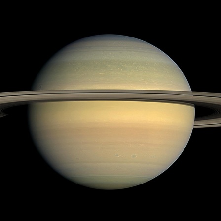 Der Saturn und seine Ringe reflektieren im Sonnenlicht.