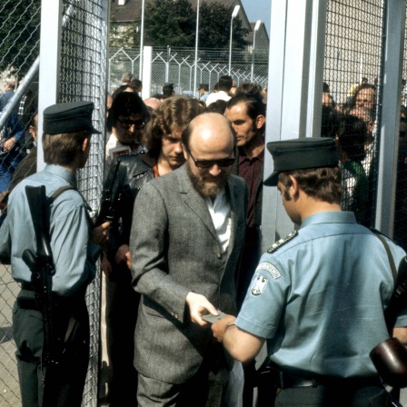 Strenge Kontrollen der Besucher am Eingang des Sicherheitszauns, der das gesamte Gerichtsgebäude umzäunt, aufgenommen am 21.5.1975 zu Beginn des Prozesses gegen den harten Kern der Baader-Meinhof-Gruppe in Stuttgart-Stammheim