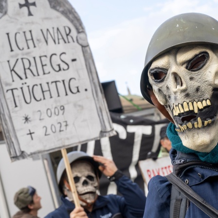 Demonstranten nehmen am Rand der 60. Münchner Sicherheitskonferenz an einer Protestkundgebung unter den Motto &#034;Gegen die NATO-Kriegstagung&#034; in der Innenstadt teil.