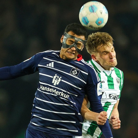 Hamburgs Davie Selke (l.) und Preußen Münsters Lukas Frenkert (r.) im Kopfballduell.