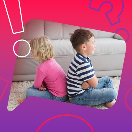 Genervte Geschwister ignorieren sich zu Hause im Wohnzimmer