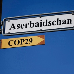 Wegweiser mit Aserbaidschan und COP29