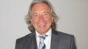 Ein Porträtbild zeigt den Politikwissenschaftler Thomas Jäger vor einem hellen Hintergrund.