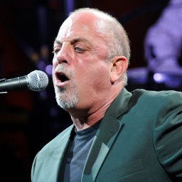 Billy Joel singt 2024 in Florida auf der Bühne.