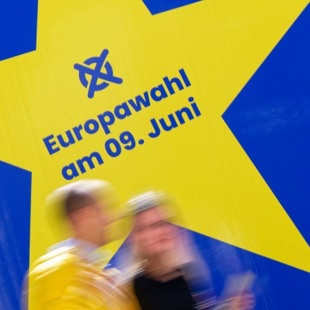 Man sieht einen gelben Stern auf blauem Grund mit der Aufschrift "Europawahl am 9. Juni".