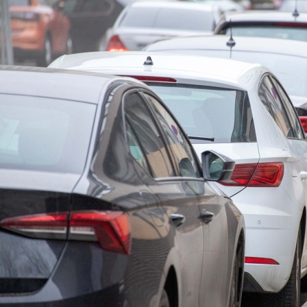 Parkende Autos prägen das Stadtbild. 