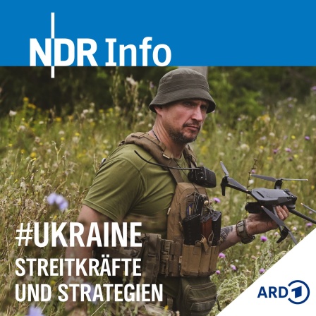 Ein ukrainischer Soldat im Donbass kundschaftet die Position von russischen Streitkräften mittels einer Drohne aus. 