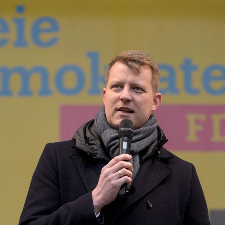 NRW-FDP-Chef Henning Höne hält eine Rede auf der Bühne. 