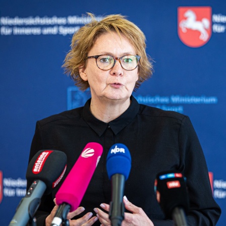 Niedersachsens Innenministerin Daniela Behrens spricht auf einer Pressekonferenz.