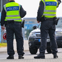 Beamte der Bundespolizei stehen bei der Einreise nach Deutschland am deutsch-polnischen Grenzübergang Stadtbrücke.