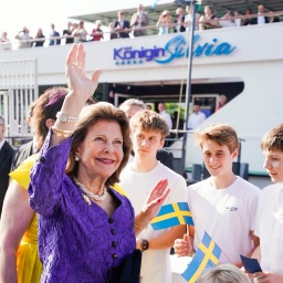 Königin Silvia von Schweden winkt vor dem Schiff der Weißen Flotte bei einer Benefizveranstaltung zugunsten der World Childhood Foundation.