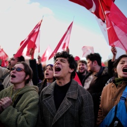 Menschen versammeln sich vor dem Rathaus, um gegen die Verhaftung des Istanbuler Bürgermeisters İmamoğlu zu protestieren.