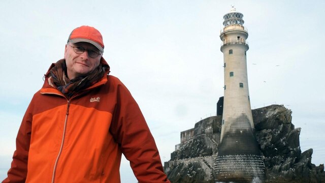 Sven Plöger vor dem Leuchtturm Fastnet Rock