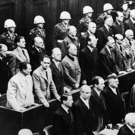 Nürnberger Kriegsverbrecherprozess 10.11.1945 bis 1.10.1946. Die Angeklagten während der Eröffnungsverhandlung. 1. Reihe (v.l.): Göring, Hess, Ribbentrop, Keitel, Kaltenbrunner, Rosenberg, Frank, Frick, Streicher, Funk, dahinter: Dönitz, Raeder, Schirach, Sauckel, Jodl,  Papen, Seyß-Inquart, Speer, Neurath, Fritsche