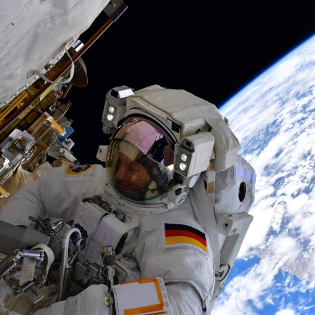 Der deutsche Astronaut Matthias Maurer arbeitet während eines Außeneinsatzes an der Raumstation ISS (Bild: picture alliance/dpa/NASA/ESA )