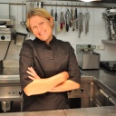Rezepte vom Profi: Köchin und Kochexpertin Eva Eppard in schwarzer Kochjacke steht in ihrer Restaurantküche