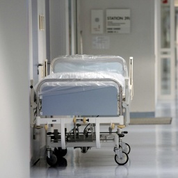 Symbolbild Krankenhausreform: Ein Krankenbett steht in der Neonatologie der Charité in Berlin auf dem Flur. 