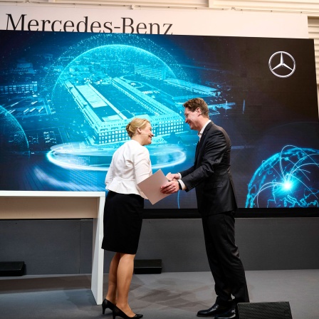 Mercedes-Chef Ola Källenius und Franziska Giffey im Werk Marienfelde