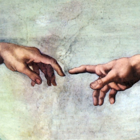 Eine Großaufnahme der sich fast berührenden Hände aus der Malerei "Die Erschaffung Adams" von Michelangelo.