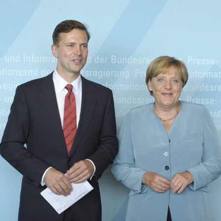 Bundeskanzlerin Angela Merkel (CDU) führte den neuen Regierungssprecher Steffen Seibert am 16. August 2010 in sein Amt ein. Seibert war zuvor Redakteur und Moderator der heute -Nachrichten im ZDF, seit 2007 moderierte er auch das heute journal
