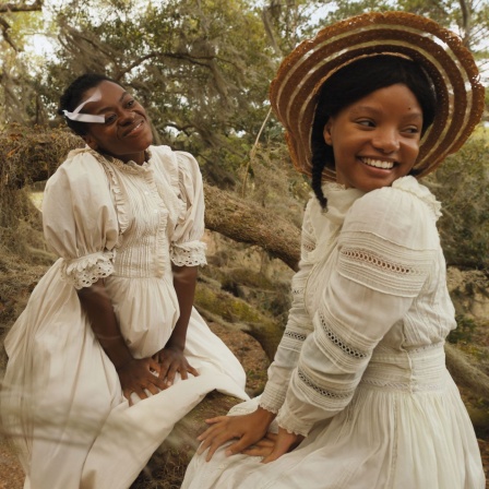 Phylicia Pearl Mpasi (l.) als junge Celie und Halle Bailey als junge Nettie in einer Szene des Musical-Films "Die Farbe Lila" (Bild: picture alliance/dpa/Warner Bros. Entertainment)