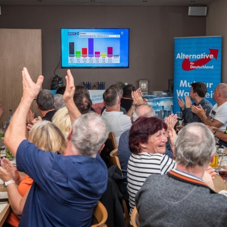 Baden-Württemberg, Göppingen: AfD-Parteimitglieder des AfD Kreisverbands Göppingen verfolgen bei ihrer Wahlparty die ersten Wahlergebnisse der Europawahl. 