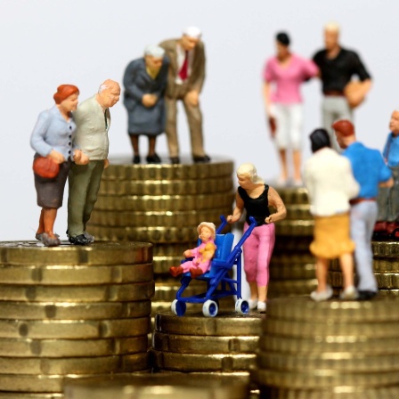 Miniaturfiguren unterschiedlicher Generationen auf Euromünzen