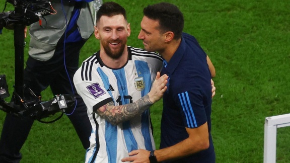 Sportschau - Lionel Messi Feiert Mit Seinem Trainer Lionel Scaloni