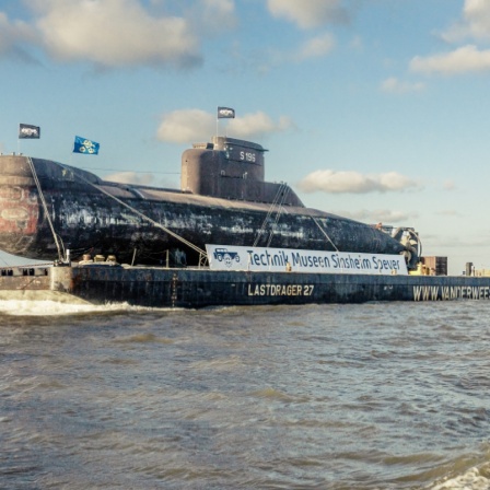 Das U-Boot U17, Type 206 wird über eine schwimmende Plattform transportiert.