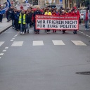 Teilnehmer einer Demonstration des Bündnisses „Bewegung Halle“ ziehen durch Halle/Saale. 
