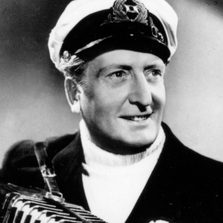 Hans Alber mit einer Kapitänsmütze auf dem Kopf.