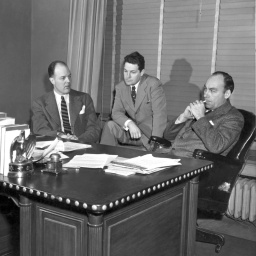Der Meinungsforscher George H. Gallup (r) und Mitarbeiter seines gleichnamigen Institut für Meinungsforschung, aufgenommen am 29.10.1944