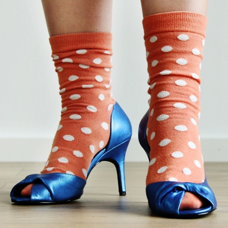 Pumps mit gepunkteten Socken.