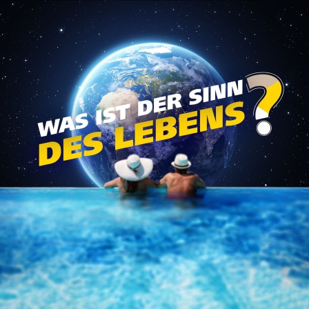 Ein Paar blickt vom Rand eines Swimmingpools im All auf den Planeten Erde.