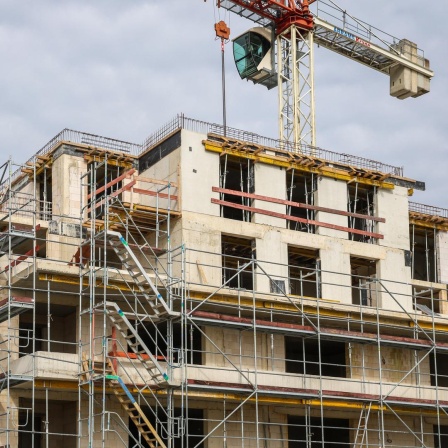 Baustelle an einem Appartementhaus am Rhein-Herne-Kanal im Stadtteil Gelsenkirchen Bismarck, 2023.