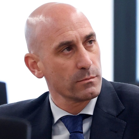 Der ehemalige Präsident des spanischen Fußballverbandes Luis Rubiales sitzt in einem Gerichtssaal.